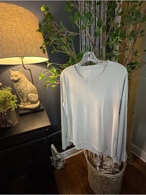 SOOTHFEEL Light Gray Long-Sleeve Women’s ATHLETIC TOP
